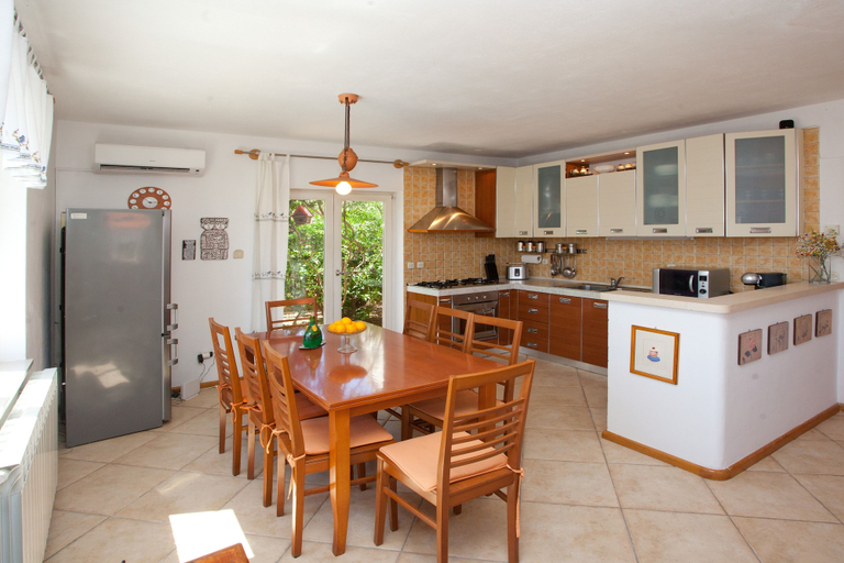 Others 5, Villa Lukrecia, Supetar