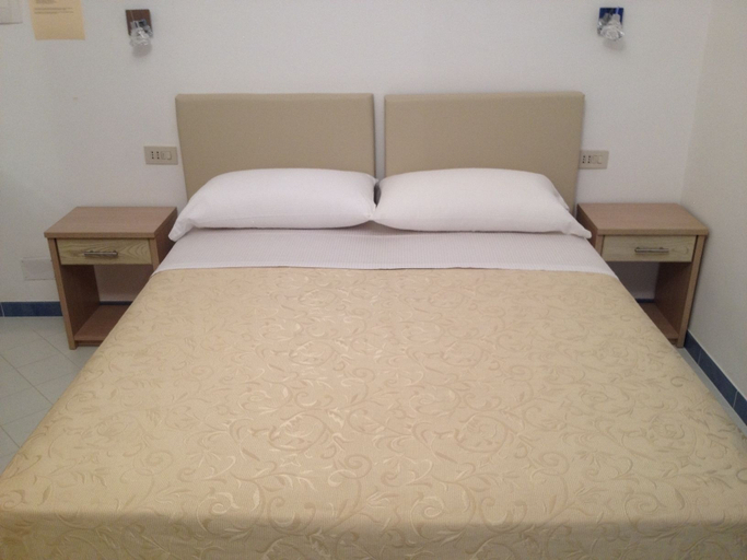 Bedroom 3, Guest House La Piazzetta, Napoli
