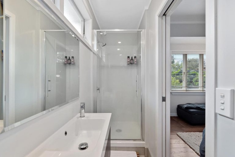 Bathroom 4, Devonport Motel, Waitakere
