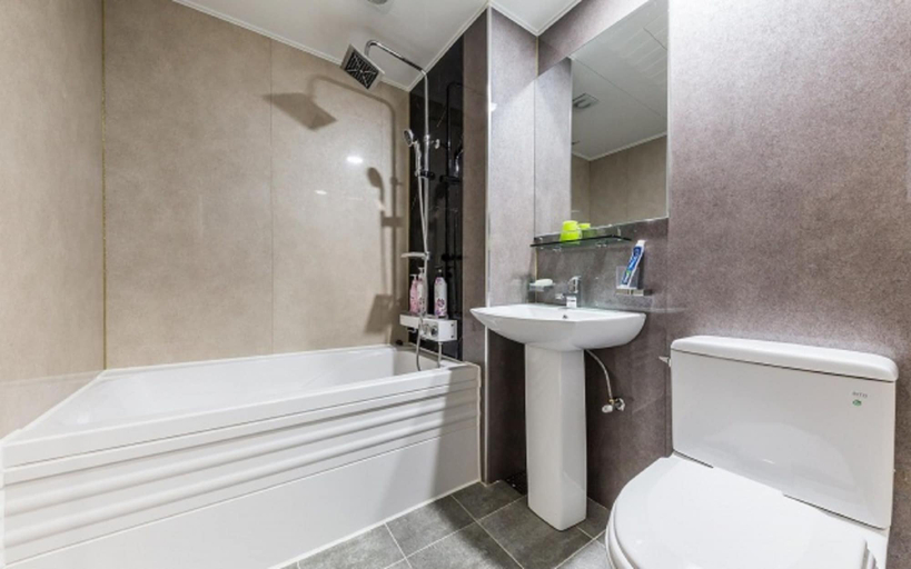 Bathroom 4, CF Motel, Sokcho