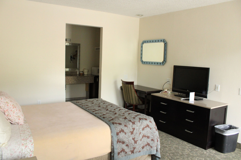 Bedroom 2, American Travel Inn, Whitman
