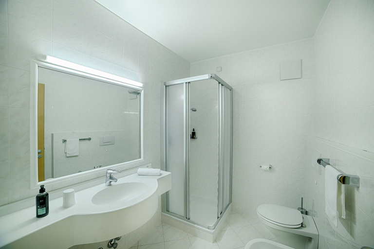 Bathroom 5, Alpenblick Hotel, Bolzano