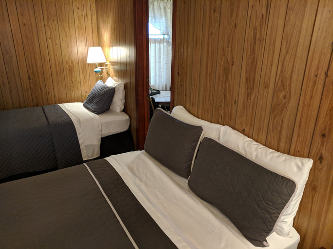 Bedroom 4, Lakeview Motel, Kern