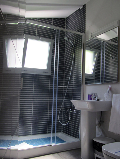 Bathroom 4, Hostal Pensió Maricel, Barcelona