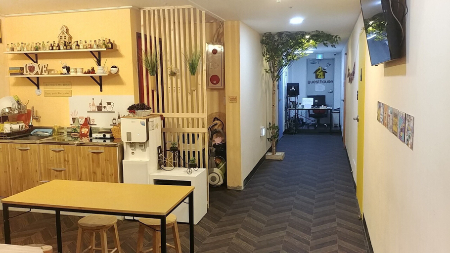 Food & Drinks 5, 24 Guesthouse Seomyun, Busanjin