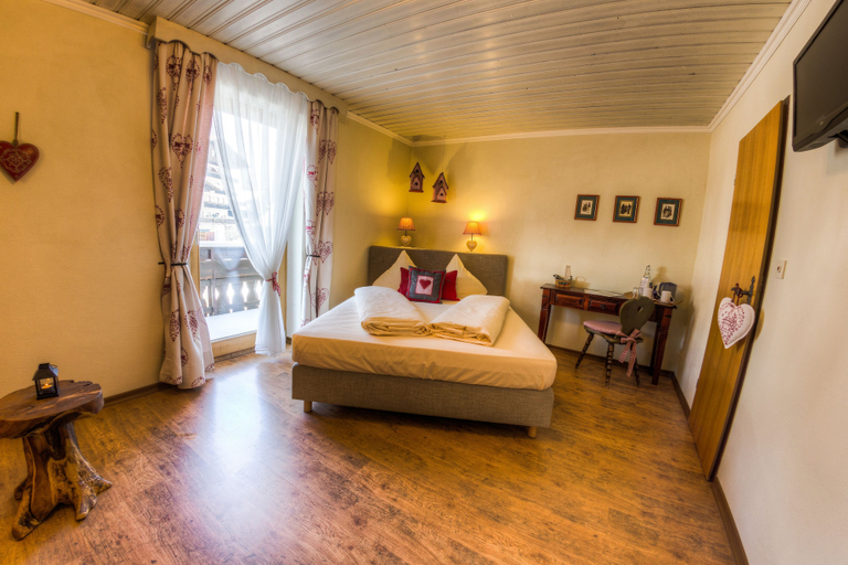 Bedroom 3, Das vegetarische Boutique Hotel Dreimäderlhaus, Ostallgäu