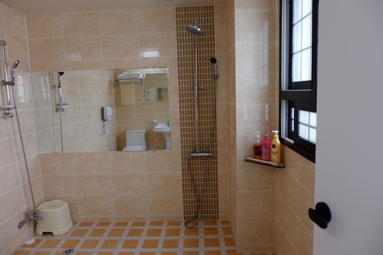 Bathroom 4, Hotel Napoli, Tongyeong