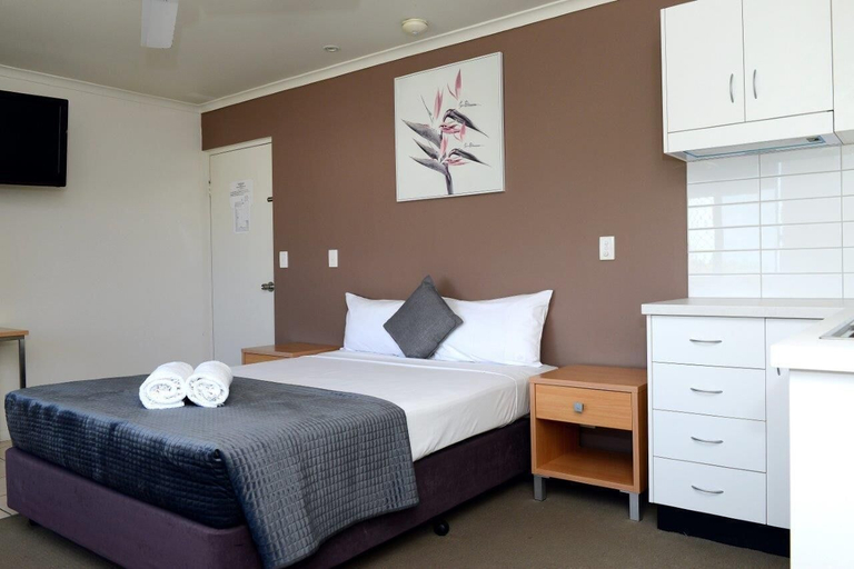 Bedroom 3, Summit Motel, City