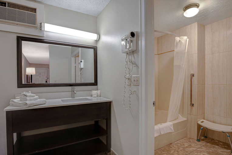 Bathroom 5, Days Inn by Wyndham Vernon, North Okanagan