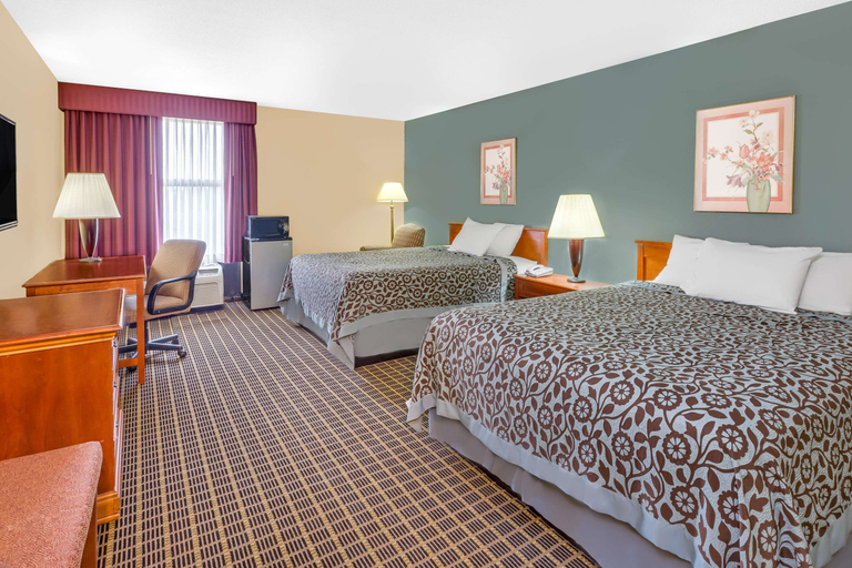 Bedroom 3, Days Inn & Suites by Wyndham Kalamazoo, Kalamazoo