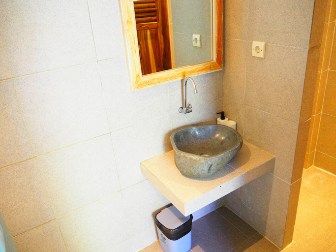 Bathroom 3, Dragon Dive Komodo Dive Resort, West Manggarai