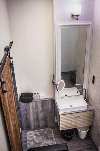 Bathroom 3, Summer night, Tainan