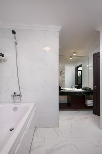 Bathroom 5, Halais Hotel, Hai Bà Trưng