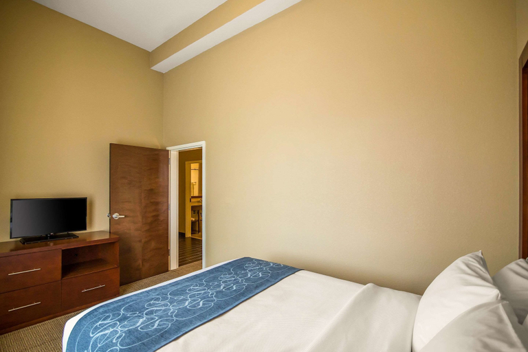Bedroom 3, Comfort Suites Dodge City, Ford
