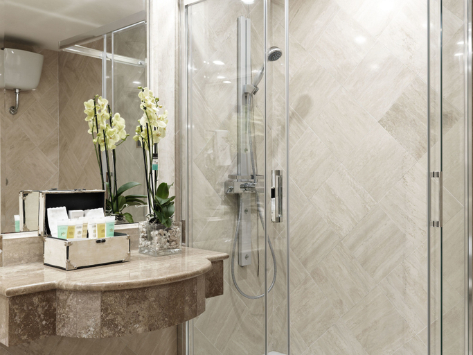 Bathroom 5, Hotel Barocco, Roma