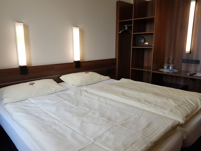 Bedroom 2, Euro Rastpark Zum Eichenzeller, Fulda
