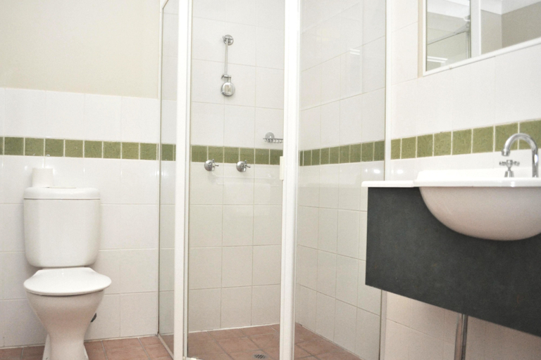 Bathroom 5, Meadowbrook Hotel, Loganlea