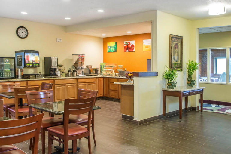 Food & Drinks 5, Quality Inn & Suites Bloomington I-55 and I-74, McLean