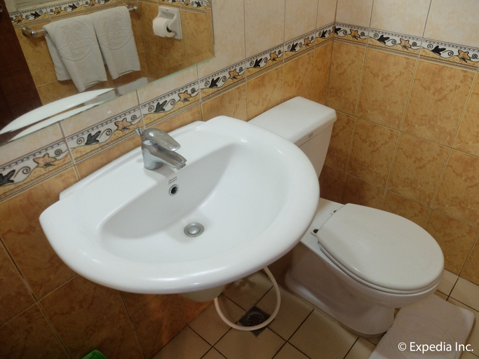 Bathroom 5, Pacific Breeze Hotel and Resort, Mabalacat