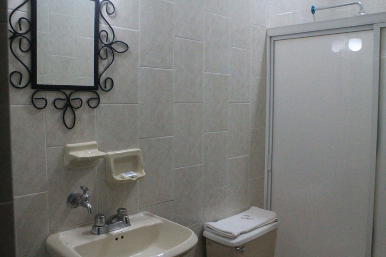 Bathroom 4, Quinta Comala, Comala