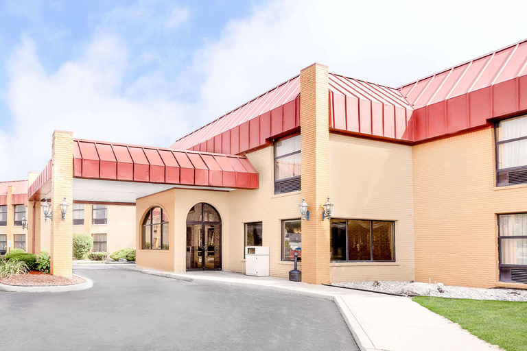 Exterior & Views, Days Inn & Suites by Wyndham Kalamazoo, Kalamazoo