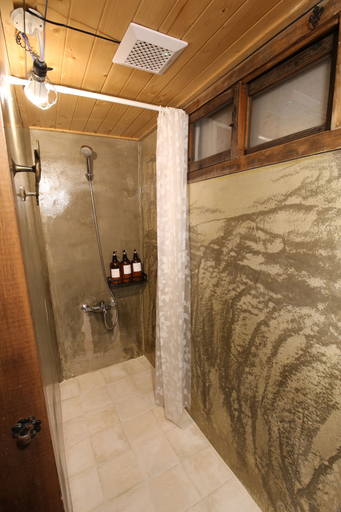 Bathroom 4, Gyodong-Salrae, Jeonju