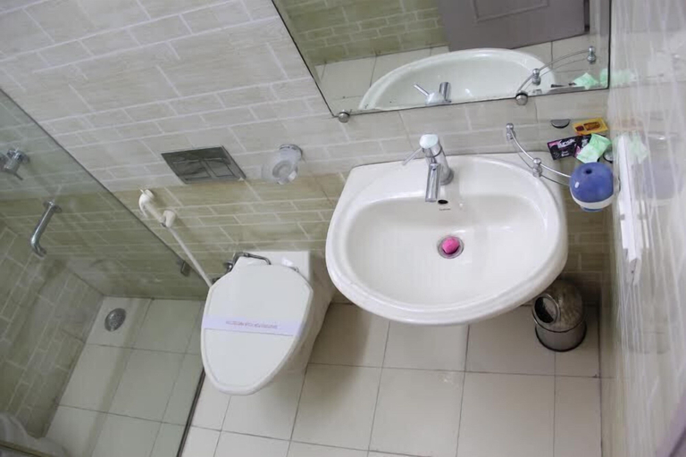 Bathroom, Hotel B&B INN, Gautam Buddha Nagar