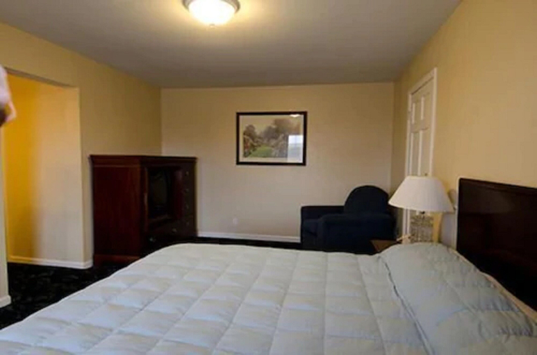 Bedroom 3, Alpine Inn Rockford, Winnebago