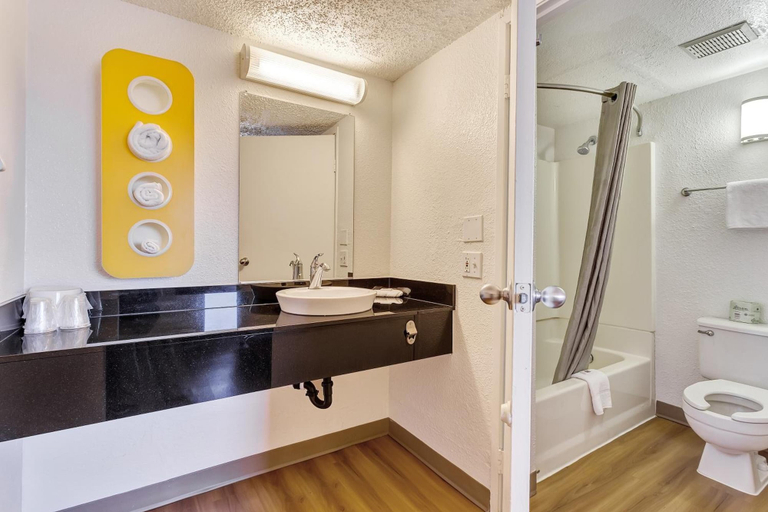 Bathroom 4, Motel 6 Vallejo, CA - Six Flags West, Solano