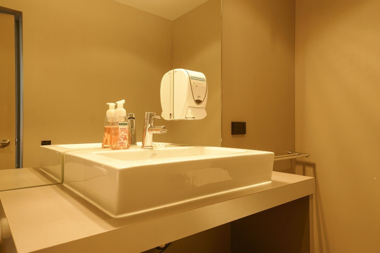Bathroom 3, Auckland CBD Modern 2 Bedroom Apartment, Waitakere