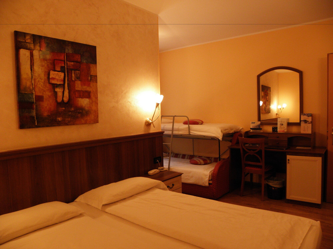 Bedroom 4, Hotel Bernina, Sondrio