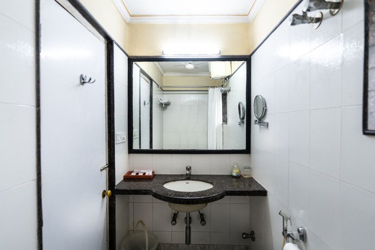 Bathroom 4, The Lindsay, Kolkata
