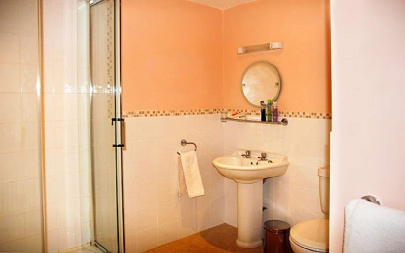 Bathroom 2, Hillbrow Farm B&B, Suffolk