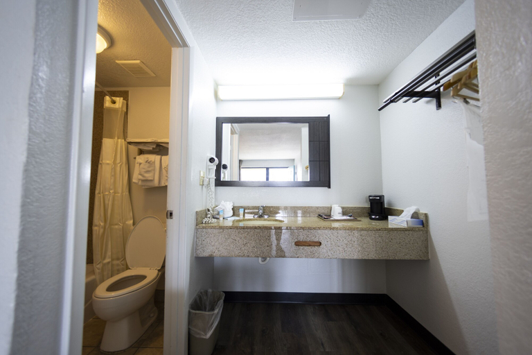Bathroom 4, Ocean Breeze Inn, Saint Johns