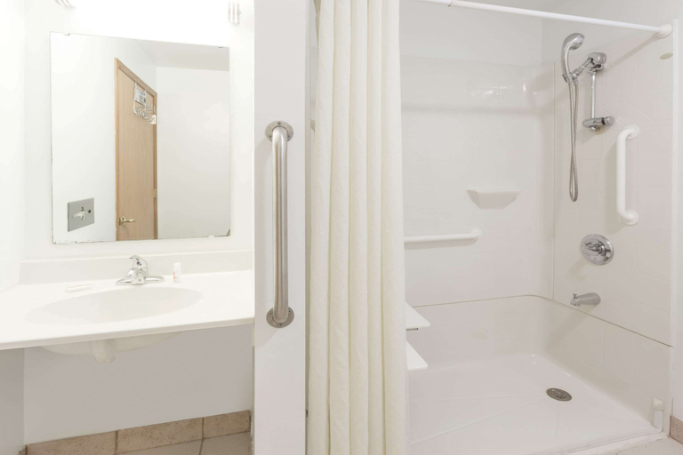 Bathroom 4, Super 8 by Wyndham Rock Falls Sterling Area, Whiteside