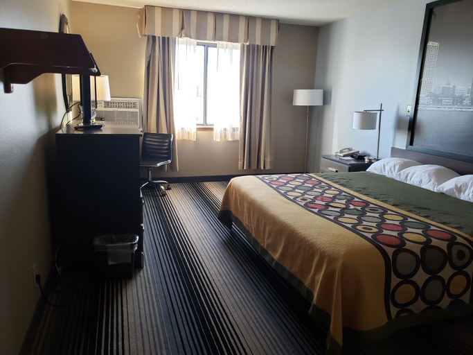 Bedroom 3, Super 8 by Wyndham Milwaukee Airport, Milwaukee