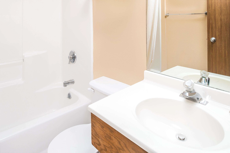 Bathroom 4, Super 8 by Wyndham Blair, Washington