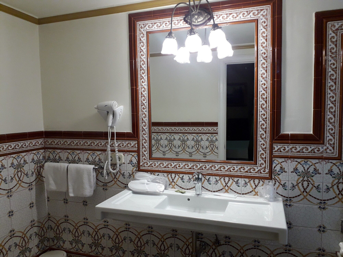 Bathroom 5, Hotel Noucentista, Barcelona