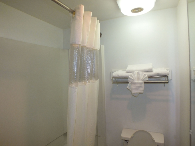 Bathroom 4, Days Inn by Wyndham Indianapolis/Castleton, Indianapolis