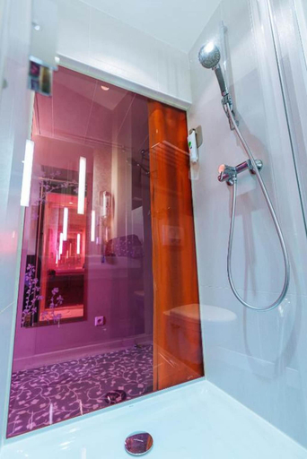 Bathroom 4, ibis Styles Compiegne, Oise