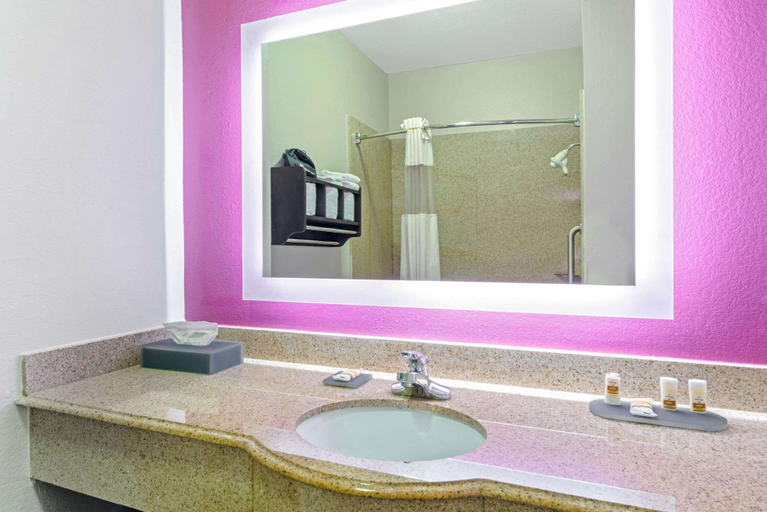 Bathroom 3, La Quinta Inn & Suites by Wyndham Winnie, Chambers