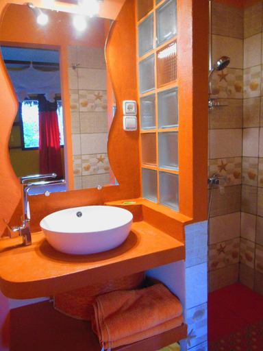 Bathroom 5, Trecicogne, Menabe