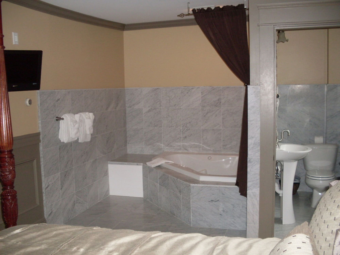 Bathroom 4, Bellevue Manor, Newport