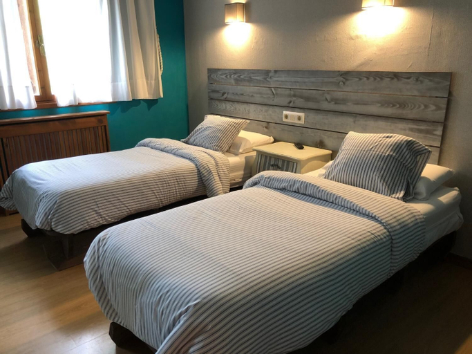 Bedroom 2, Hotel Torrecerredo, Asturias