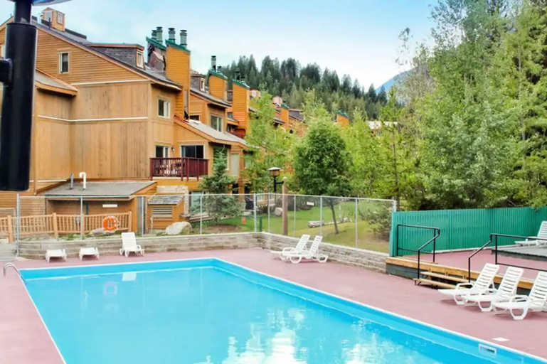 Sport & Beauty 5, Panorama Vacation Retreat at Horsethief Lodge, East Kootenay
