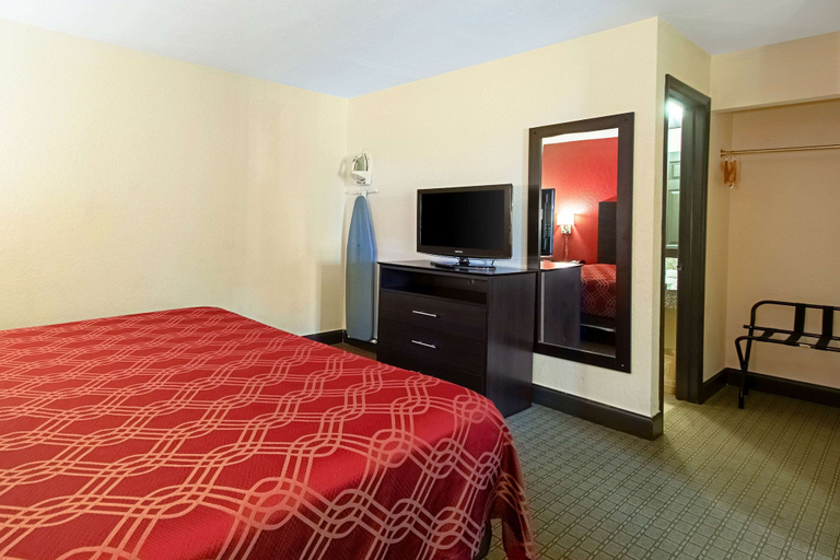 Bedroom 3, Econo Lodge Inn & Suites Clearwater Central, Pinellas