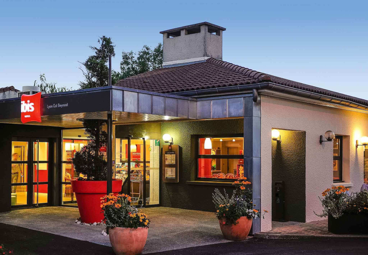 Exterior & Views 21