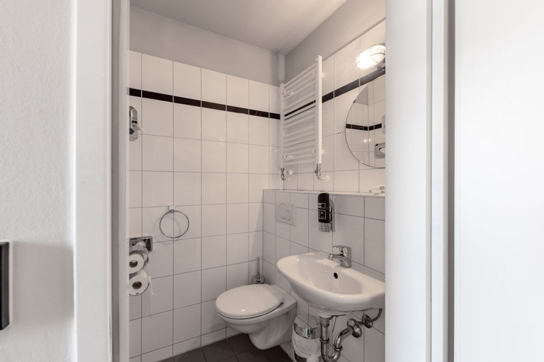 Bathroom 5, a&o Hamburg City - Hostel, Hamburg
