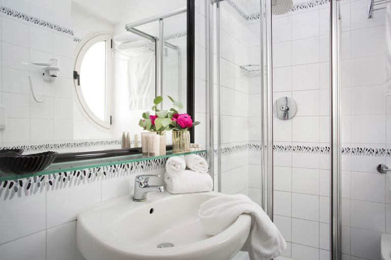 Bathroom, Hotel Continental Rimini, Rimini
