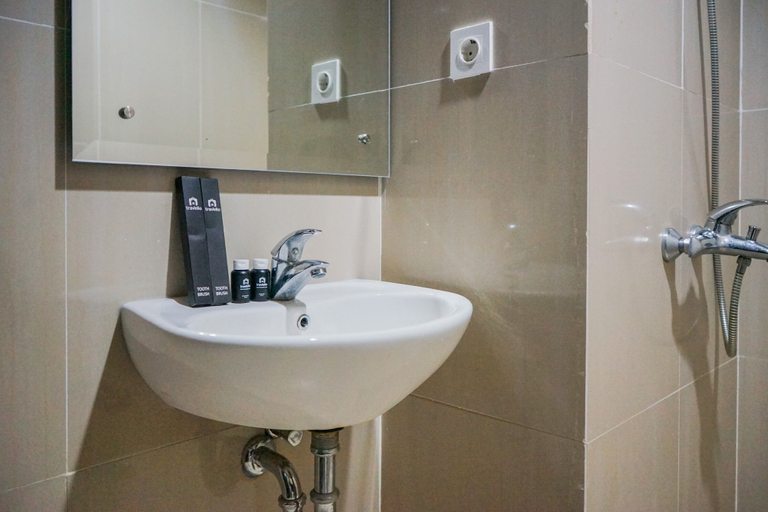 Bathroom 3, Cozy and Sweet Studio at Paramount Skyline Apartment, Tangerang